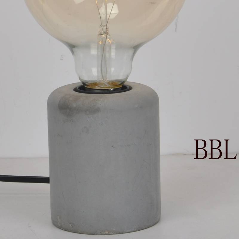 Table lamp with small column concrete base